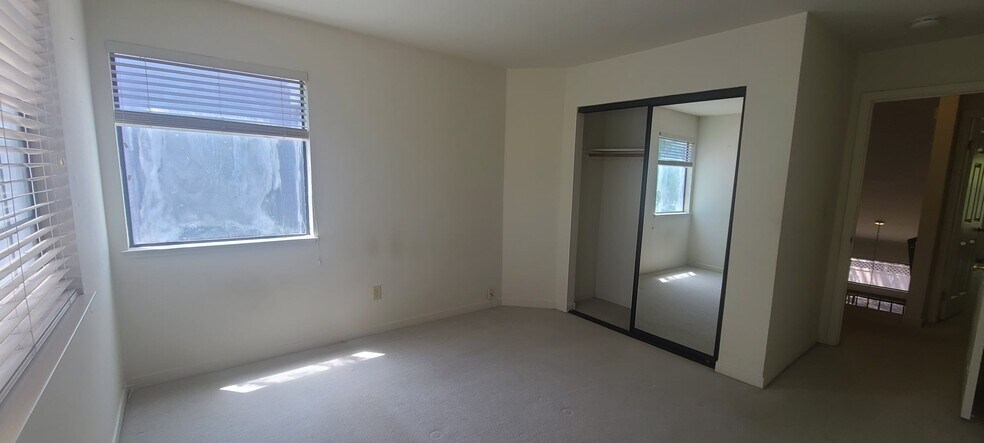 Building Photo - 211 Kingswood Ct