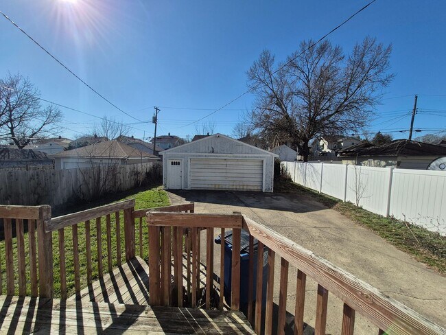 Building Photo - Gorgeous large 3-bedroom house