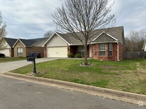 Building Photo - Gorgeous 3 bedroom 2 bath Brick Home with ...