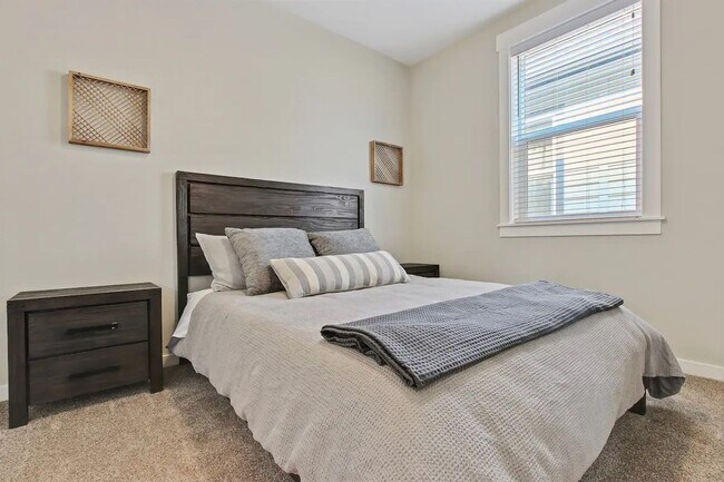 Building Photo - Beautiful 3 bedroom Single Level Home _ Pe...