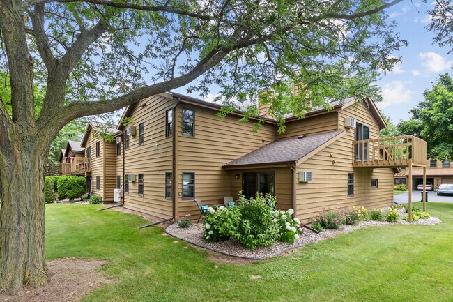 Building Photo - 1140 Manor Dr