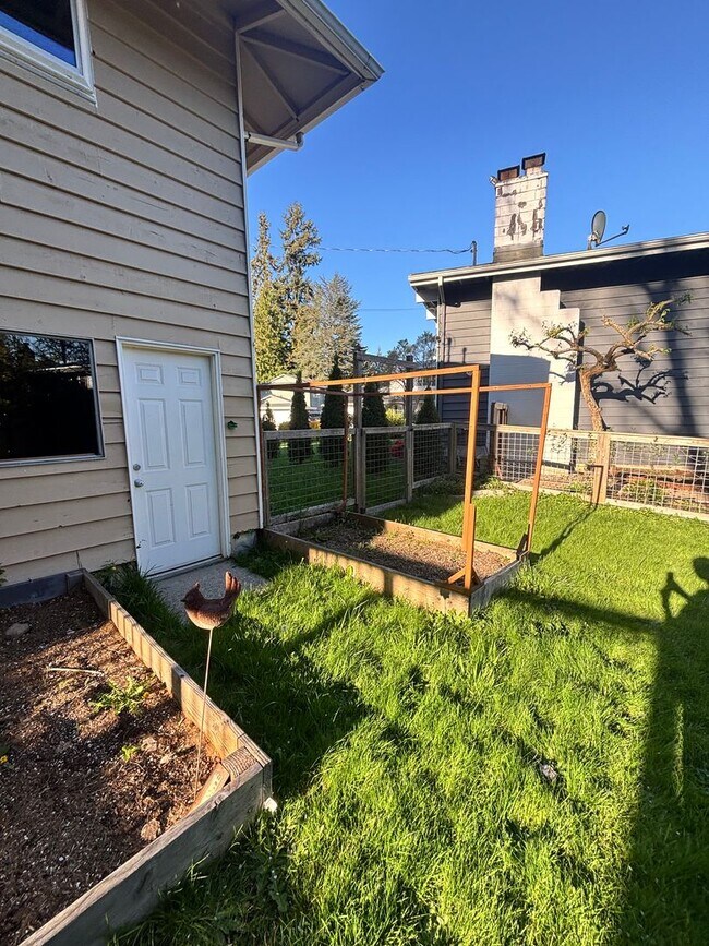 Building Photo - Gorgeous 4-Bd House | Huge Deck, Huge Fenced Yard, & Bonus Room!