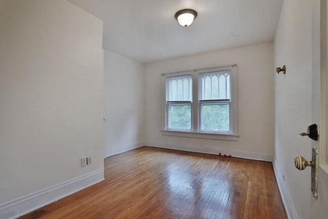 Building Photo - 2403 Summit St