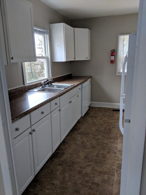 Building Photo - 3 bed, 1 bath Home: Available NOW! PRICE R...