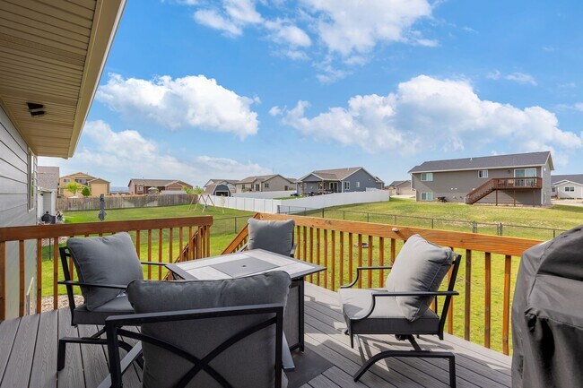 Building Photo - 4 BED | 3 BATH | DOUBLE GARAGE | RAPID VALLEY