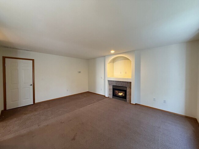 Building Photo - 4 Bed 2 Bath Home in Waterbury Meadows