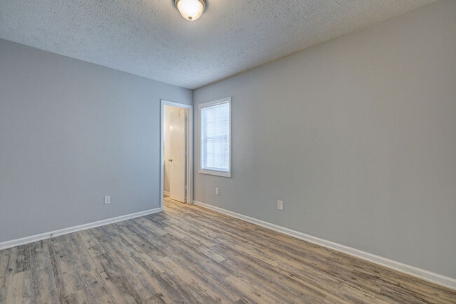 Building Photo - 617 Varsity Dr