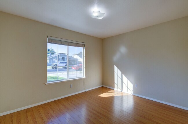 Building Photo - 5654 Violet Ave