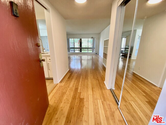 Building Photo - 6250 Buckingham Pkwy