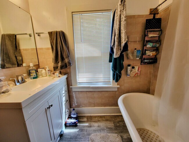 Building Photo - Charming House Located 1 Block From Campus