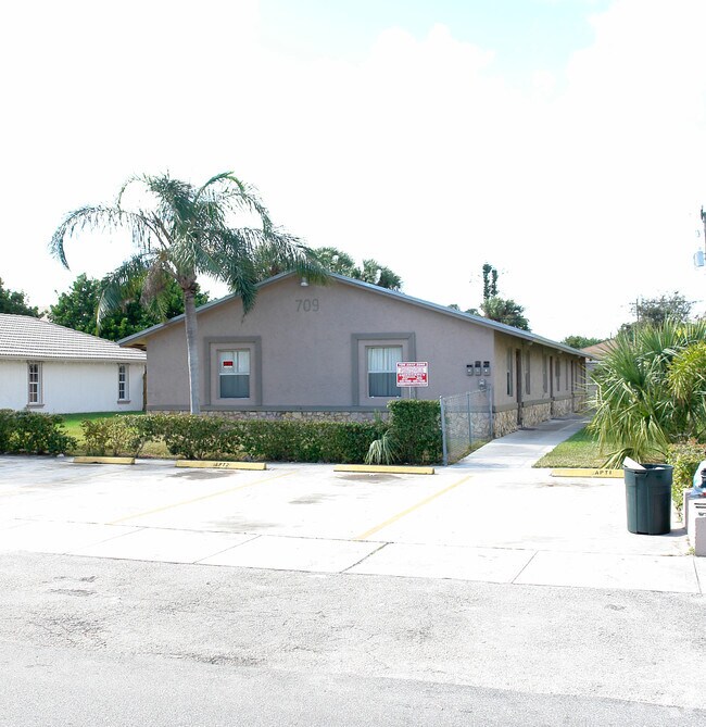 Building Photo - 709 NW 7th Ter