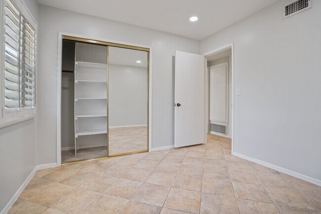 Building Photo - 7055 Avenida Leon