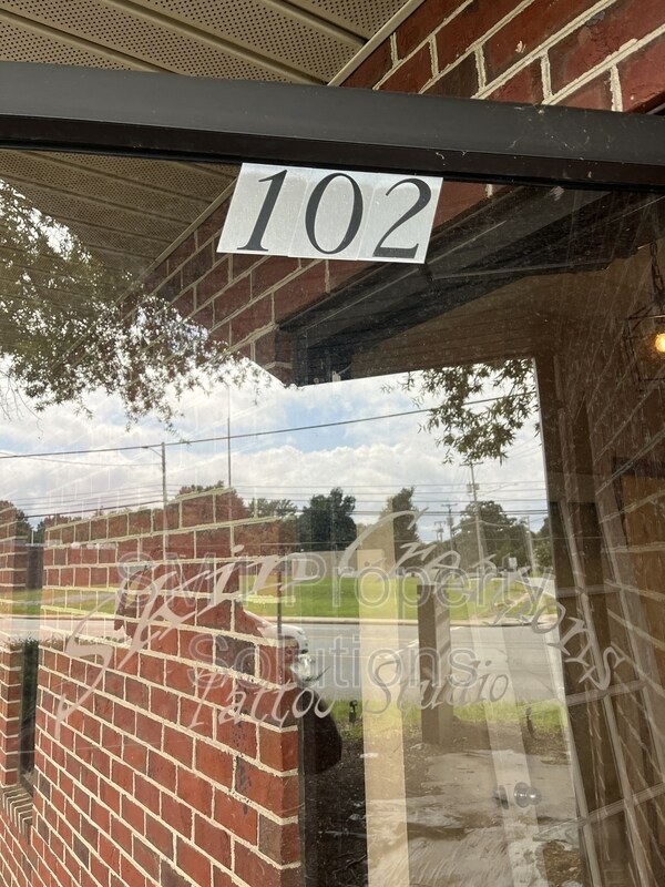 Building Photo - 2312 S Main St