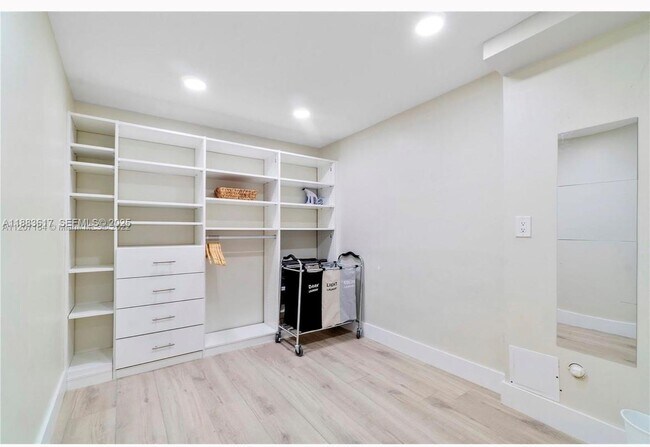 Building Photo - 1345 NE 14th Ave