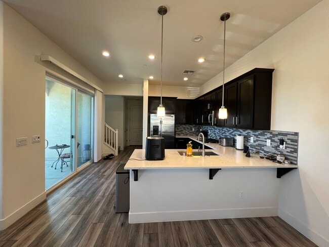Building Photo - Beautiful Home Near Parks, Travel, And More!