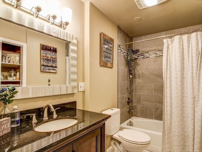 Building Photo - 2 Bed / 2 Bath Condo On Riverside!