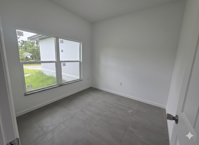 Building Photo - Large 3 Bedroom, 2 Bath + Den