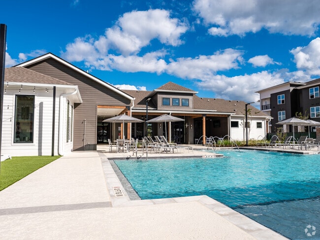 Pool & Outdoor Lounge