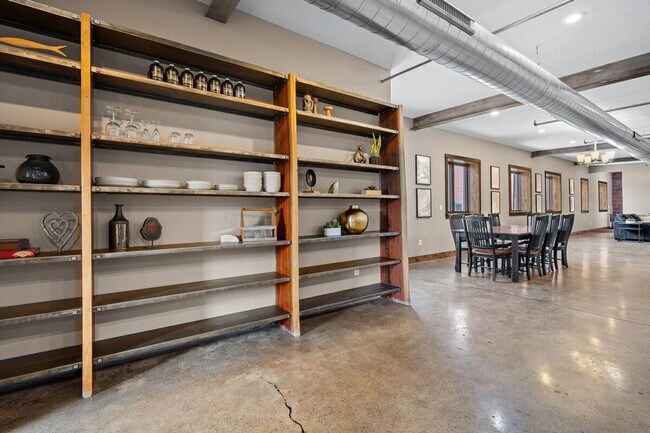 Building Photo - 301 E Walnut St