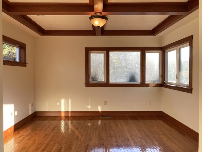 Building Photo - Country Home!