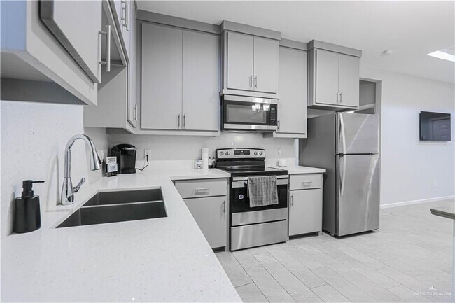 Building Photo - 10 Clarence Dr