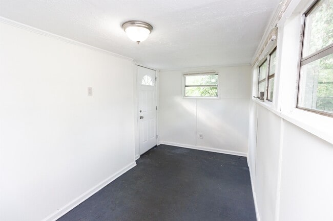 Building Photo - 231 Maple St