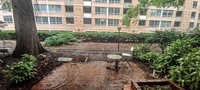 Building Photo - Sunlit 2 Bed 1 Bath, 3 Level Townhome in S...