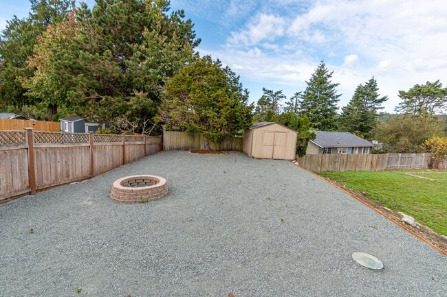 Building Photo - 4 bedroom/2 bath house in Deception Park View