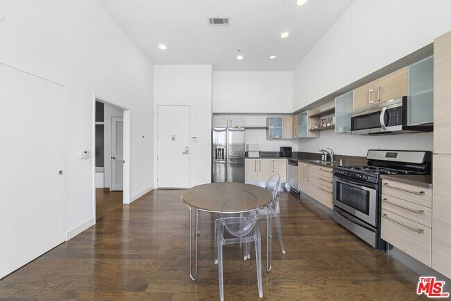 Building Photo - 1234 Wilshire Blvd