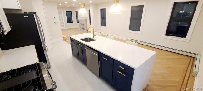 Building Photo - 88-37 62nd Dr