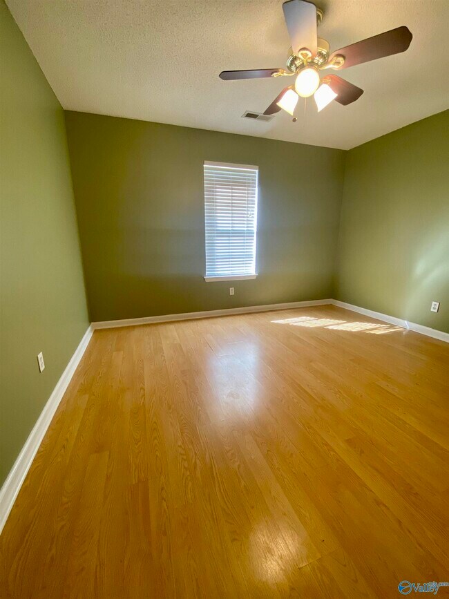 Building Photo - 242 Comet Dr