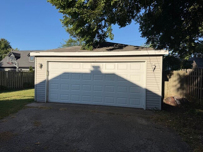 Building Photo - 472 N Larch Ave
