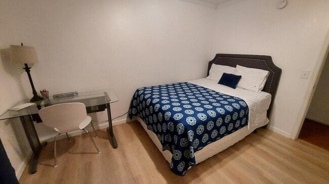 Building Photo - 1401 W 9th St