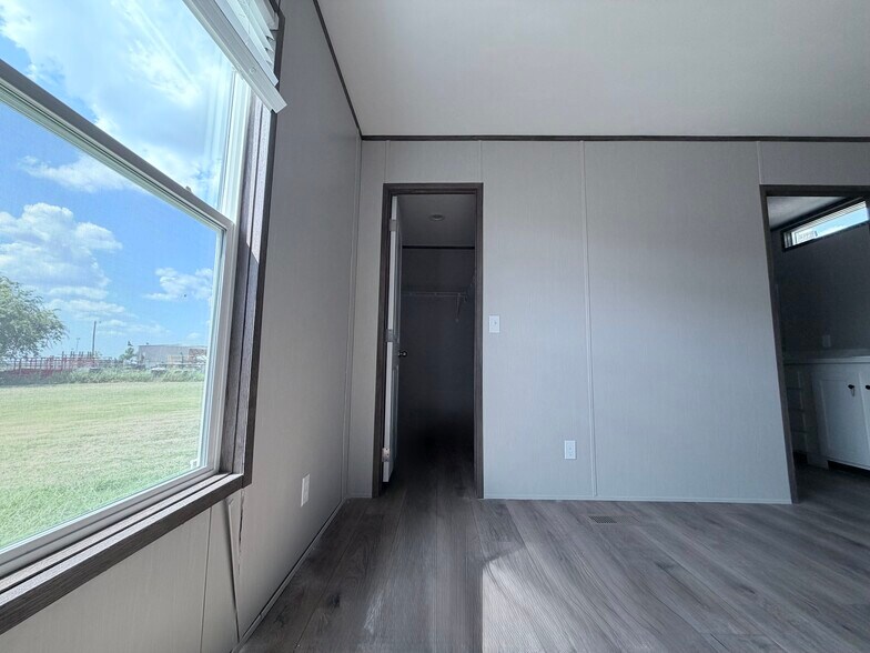 Building Photo - 709 N Collins Fwy
