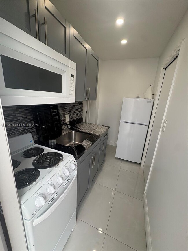 Building Photo - 2400 Casablanca Dr