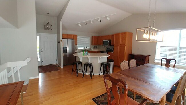 Building Photo - Beautiful 3 Bedroom Home Available in Sept...