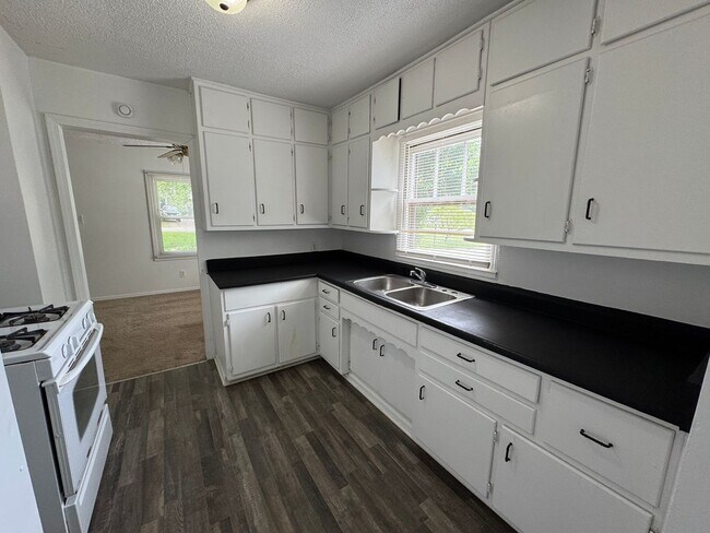 Building Photo - Greenwood 3 Bedroom 2 Bath