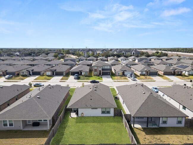 Building Photo - 6919 Fleetwood Crescent Wy