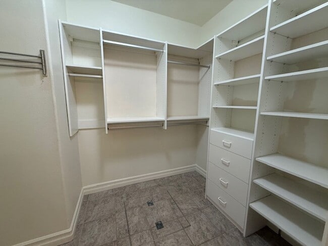 Building Photo - 3 Bedroom 2 Bath 55 and Old Community Newberg OR