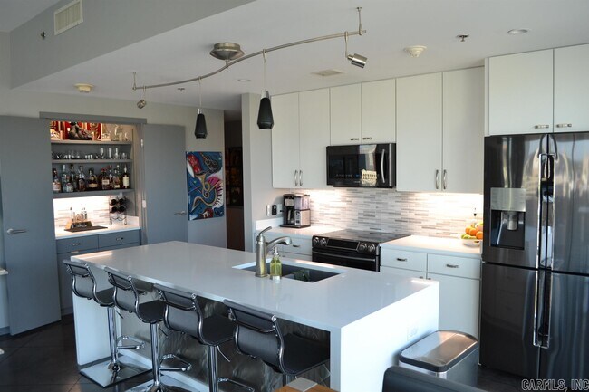 Building Photo - 315 Rock St