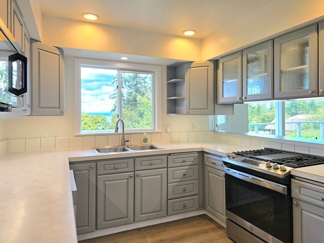 Building Photo - 2 Bedroom Home with Sound, Island and Ferr...