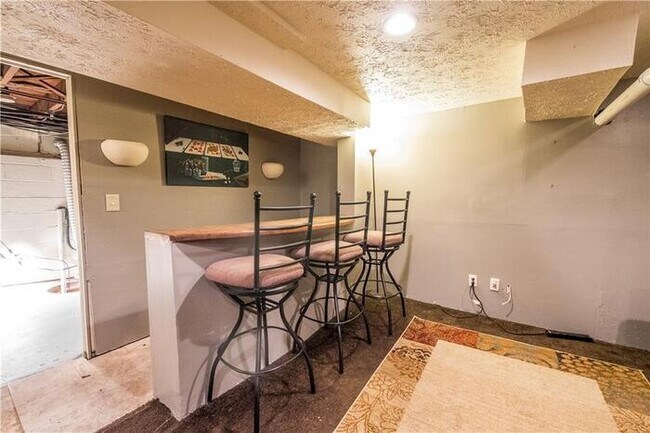 Building Photo - Fantastic 3bd/2ba home! Let yourself in!