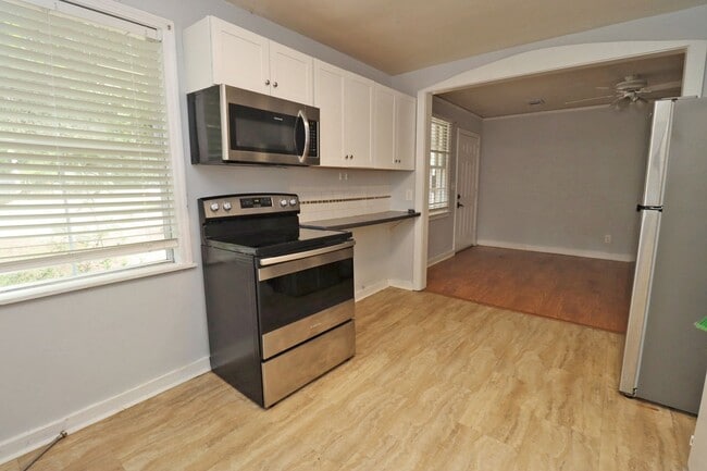 Building Photo - 2BR 1BA duplex in Rosewood