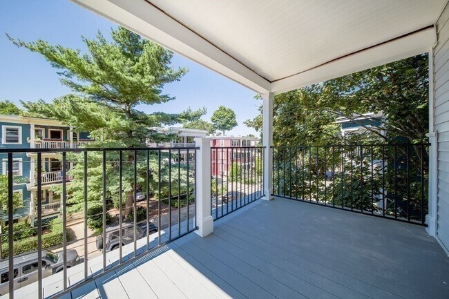 Building Photo - 82 Rossmore Rd