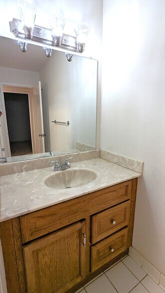 Building Photo - 1657 Parkcrest Cir
