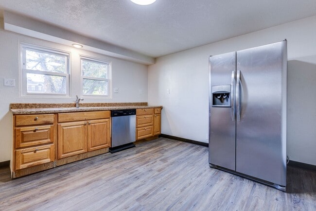 Building Photo - AVAILABLE OCTOBER 15th - Quirky 3+ Bedroom...