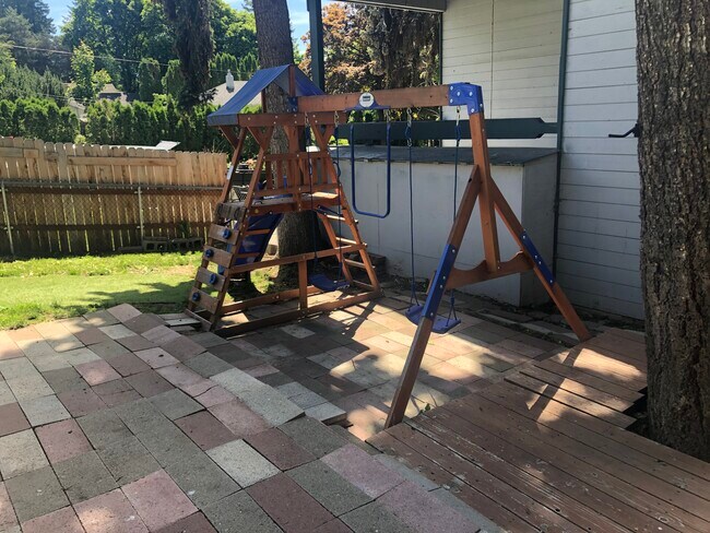 Building Photo - 1007 NW Bryant St