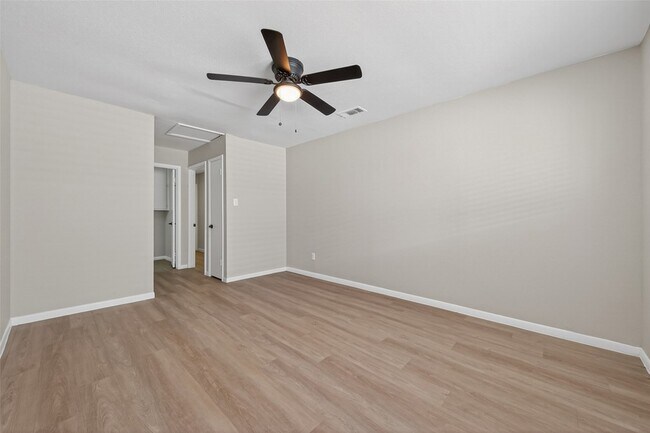 Building Photo - 427 Hollyvale Dr