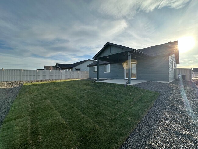 Building Photo - 3bed, 2bath 1,148sq.ft. 2car garage home i...