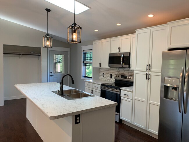 KITCHEN ISAND WITH SINK AND DISHWASHER - 713 Washington St